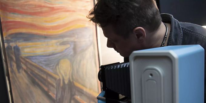 Ein Mann richtet eine Infrarotkamera auf das Gemälde «Der Schrei» von Edvard Munch. Foto: Annar Bjørgli/The National Museum/dpa der schrei