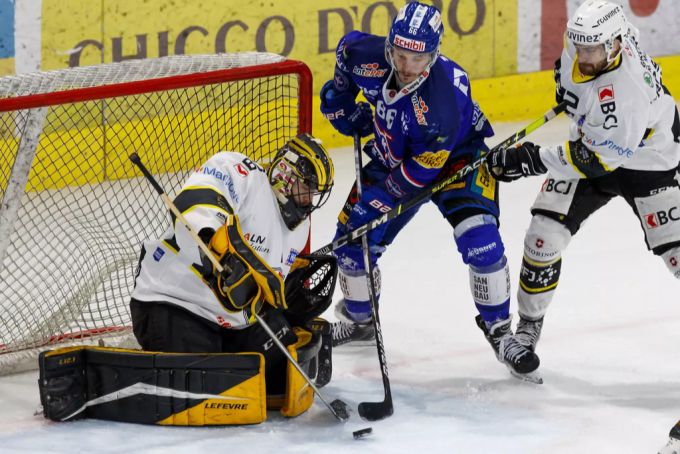 HC Ajoie Torhüter Tim Wolf, links, und Stürmer Thibault Frossard, rechts, gegen EHC Kloten Stürmer Andri Spiller, Mitte, während dem dritten Eishockey Playoff-Finalspiel der Swiss League zwischen dem EHC Kloten und dem HC Ajoie am Donnerstag, 22. April 2021, in Kloten. Swiss League Kloten