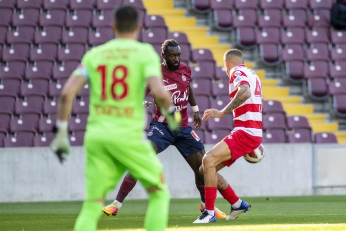 Servettes Grejohn Kyei (l.) im Duell mit Léo Lacroix (r.) vom FC Sion. FC Sion