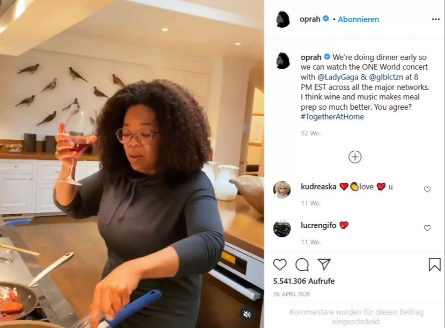 Oprah Winfrey beim Kochen in ihrer Megaküche. Das Weinglas darf dabei nicht fehlen.