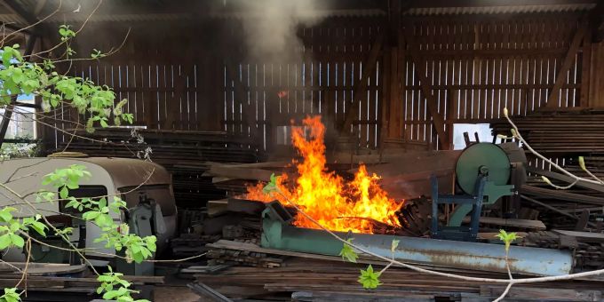 Brand Brand in einem Holzlager in Reinach.