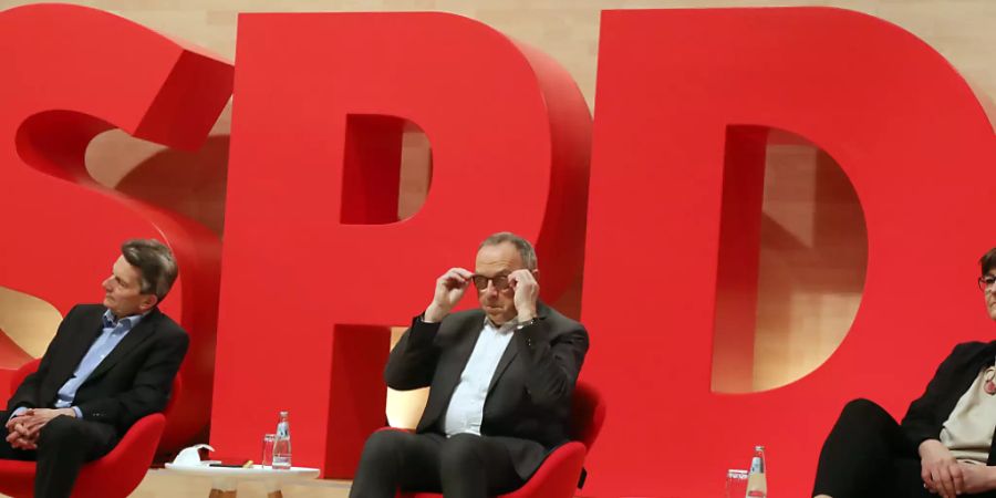 Rolf Mützenich (l-r), Fraktionschef, Norbert Walter-Borjans und Saskia Esken, die beiden SPD-Vorsitzenden, nehmen am Online-Bundesparteitag der SPD teil. Foto: Wolfgang Kumm/dpa