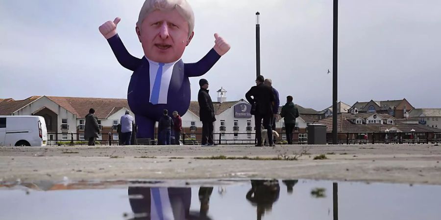 Eine über 9 Meter grosse aufblasbare Figur von Grossbritanniens Premierminister Boris Johnson an der Anlegestelle Jackson in Hartlepool. Foto: Owen Humphreys/PA Wire/dpa