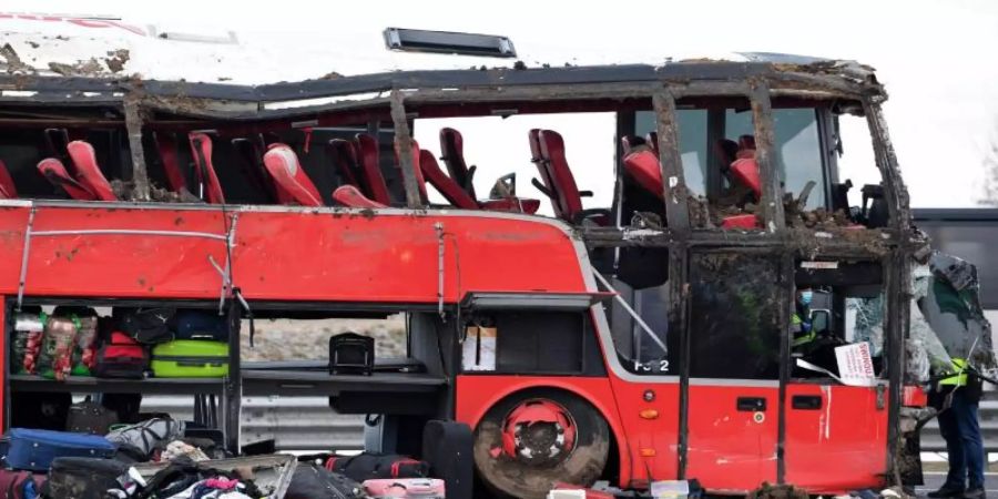 Ein verunglückter Bus steht auf der Strasse. Bei einem Unfall eines ukrainischen Busses im Südosten Polens kamen mehrere Menschen ums Leben. Foto: Darek Delmanowicz/PAP/dpa