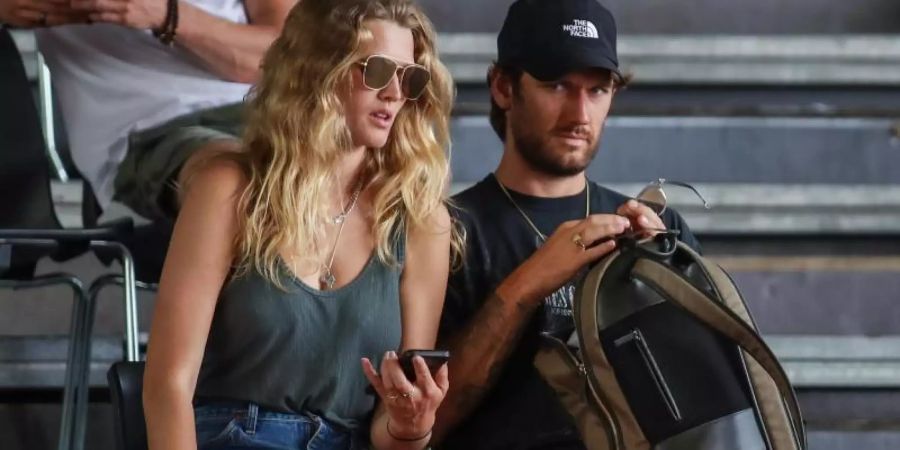 Toni Garrn (l) und ihr Mann Alex Pettyfer erwarten ein Baby. Foto: Andreas Gora/dpa