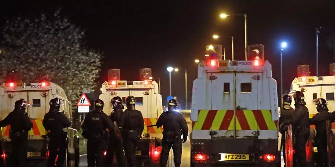 Polizisten stehen nach Unruhen auf einer Strasse. In Nordirland ist es in der Osternacht erneut zu gewaltsamen Unruhen gekommen. nordirland