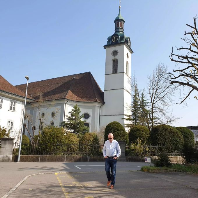 Manfred Breitschmid, SVP Wohlen, vor der Kirche: «Die Kirche hatte in der Vergangenheit im Bereich der Moral eine starke Stellung mit Vorbildfunktion.» Manfred Breitschmid SVP Wohlen