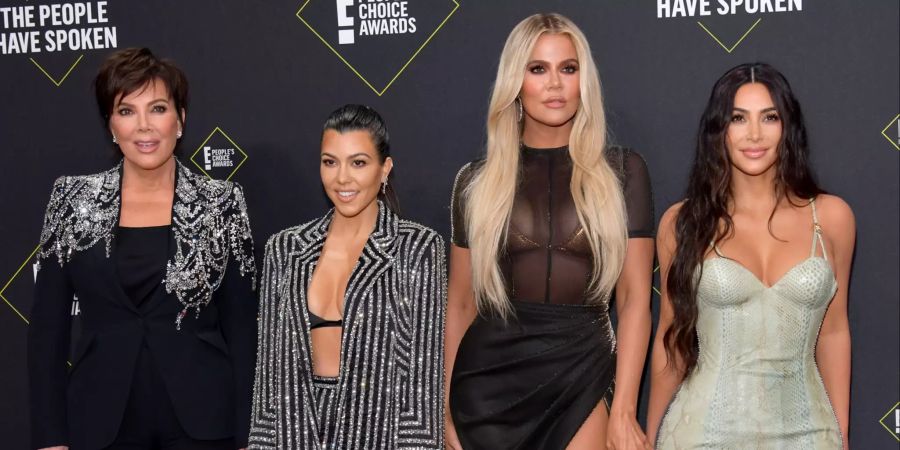 Khloé Kardashian (2. v. r.) mit ihrer Schwester Kim Kardashian (r.), Mutter Kris Jenner (l.) und Schwester Kourtney Kardashian (2. v. l.).