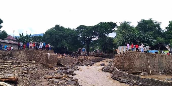 Jakarta - Fast 130 Tote nach Unwettern in Indonesien