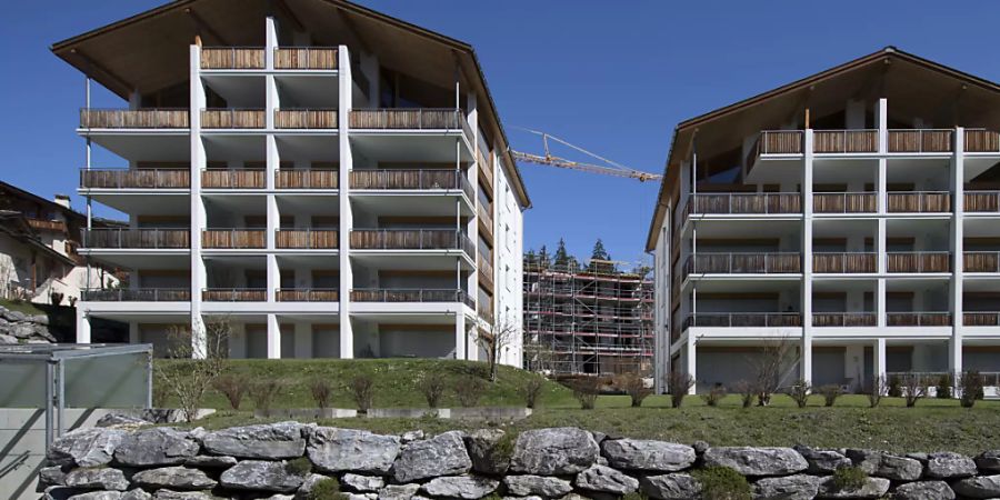 Ferienwohnungen waren in der Wintersaison bei Schweizerinnen und Schweizern so gefragt wie nie zuvor. Im Bild eine Ferienwohnungsüberbauung in Laax. (Symbolbild)