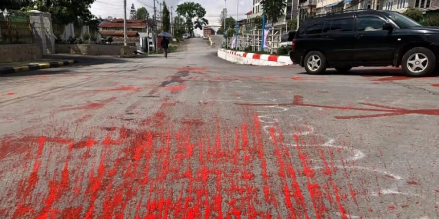 Rote Farbe auf den Strassen Myanmars