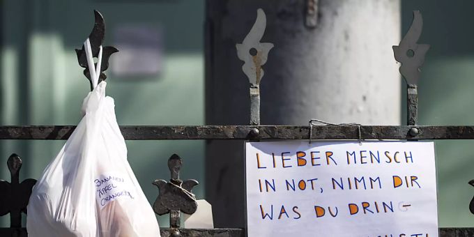 Der Gabenzaun in Zürich, fotografiert im April 2020. Die Initianten wollen damit während der Corona-Krise Bedürftigen helfen. Der Gabenzaun in Zürich, fotografiert im April 2020. Die Initianten wollen damit während der Corona-Krise Bedürftigen helfen.
