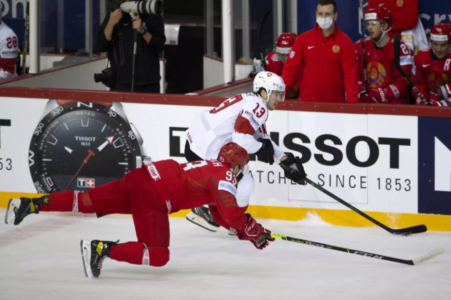 Nico Hischier entwischt seinem Gegenspieler.