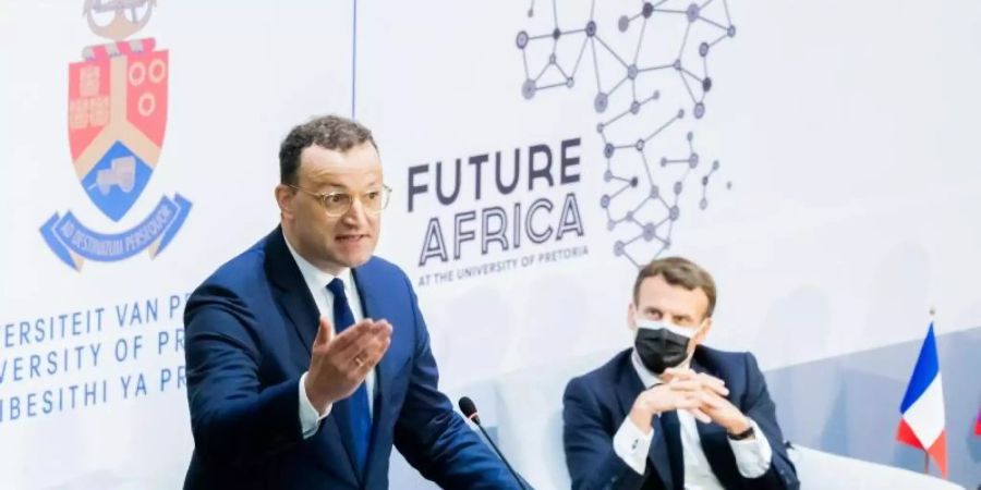 Bundesgesundheitsminister Jens Spahn und der französische Staatspräsident Emmanuel Macron (r) nehmen am Auftakttreffen der «Initiative for the Future of Vaccines in Africa» an der Universität von Pretoria teil. Foto: Christoph Soeder/dpa