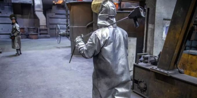 Ein Arbeiter mit Schutzbekleidung und Helm geht zu den Schmelzöfen in einer Eisengiesserei in Torgelow (Mecklenburg-Vorpommern). Foto: Jens Büttner/dpa-Zentralbild/dpa Ein Arbeiter mit Schutzbekleidung und Helm geht zu den Schmelzöfen in einer Eisengiesserei in Torgelow (Mecklenburg-Vorpommern). Foto: Jens Büttner/dpa-Zentralbild/dpa