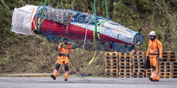 Trümmerteile des abgestürzten Kampfjets werden geborgen. Trümmer