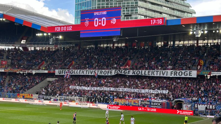 Mit einem Banner protestieren die Basler Fans gegen Kollektivstrafen.