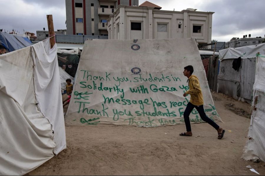 Ein Bub in einem Flüchtlingslager in Rafah. Israel hat am Montag mit der Evakuierung der Stadt begonnen.