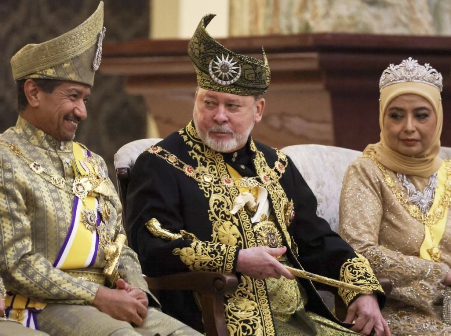 Der König von Malaysia, Sultan Ibrahim Iskandar (Mitte), spricht mit dem Sultan von Terengganu, Mizan Zainal Abidin, neben Königin Raja Zarith Sofiah.