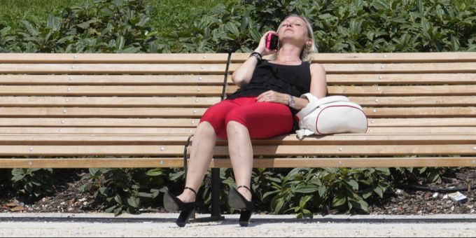Eine Frau geniesst die Sonne in Italien. Italien