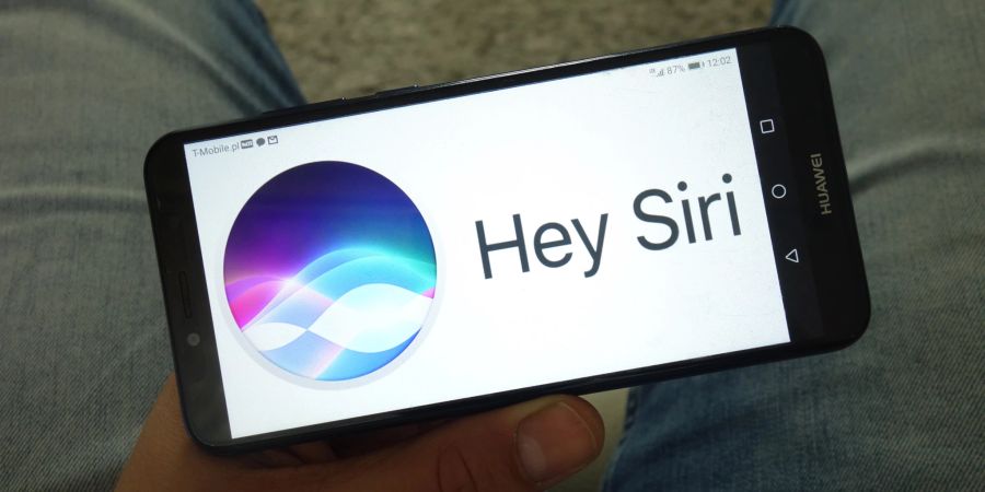 Siri von Alexa auf dem Smartphone