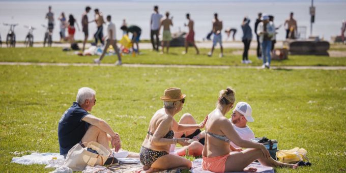 Juhu, Hochsommer! Morgen wird es 32 Grad warm und sonnig. Sommer am See Wetter
