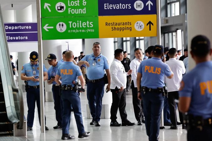 Festnahme von Ex-Präsident Duterte: Die philippinische Polizei am Flughafen in Manila. ex präsident duterte