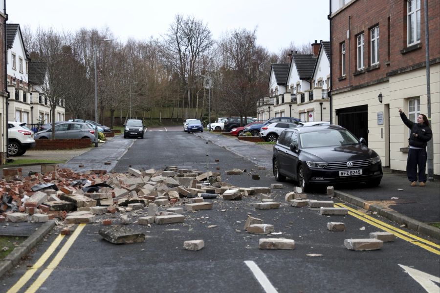 In Belfast, Nordirland, sind Teile einer Hauswand von den heftigen Winden heruntergefallen.