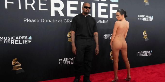 Kanye West und Bianca Censori auf dem roten Teppich bei den Grammys. kanye west ehefrau bianca