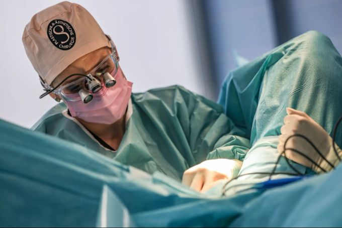 Viele Patienten verstehen sich heutzutage vielmehr als «Kunde». (Symbolbild) Arzt Patient Spital