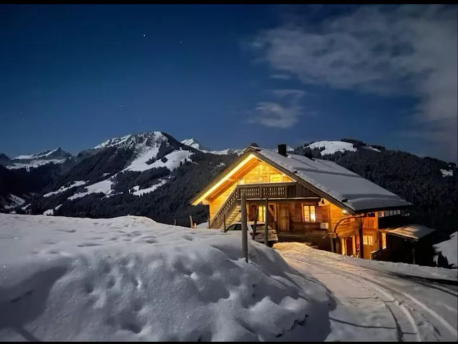 Chalet du Ciel im Schnee in der Nacht