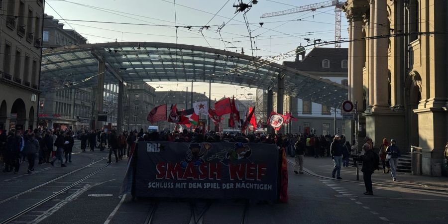 Hier zieht die Anti-WEF Demonstration beim Bahnhof Bern los.