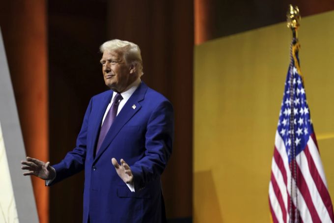 Donald Trump setzt massive Kürzungen in den Bundesbehörden um. Donald Trump