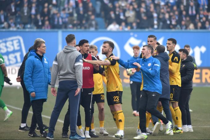 Auch auf dem Platz kommt es beim Ostderby zu Tumulten. Ostderby