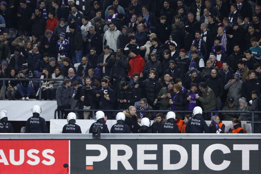 Schliesslich bringt die Polizei die Situation im Stadion unter Kontrolle.