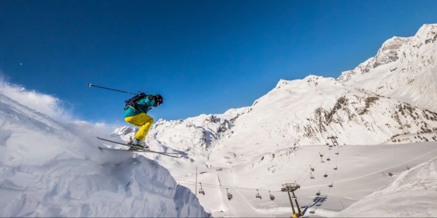 Schnee Skifahrer Abfahrt Tal