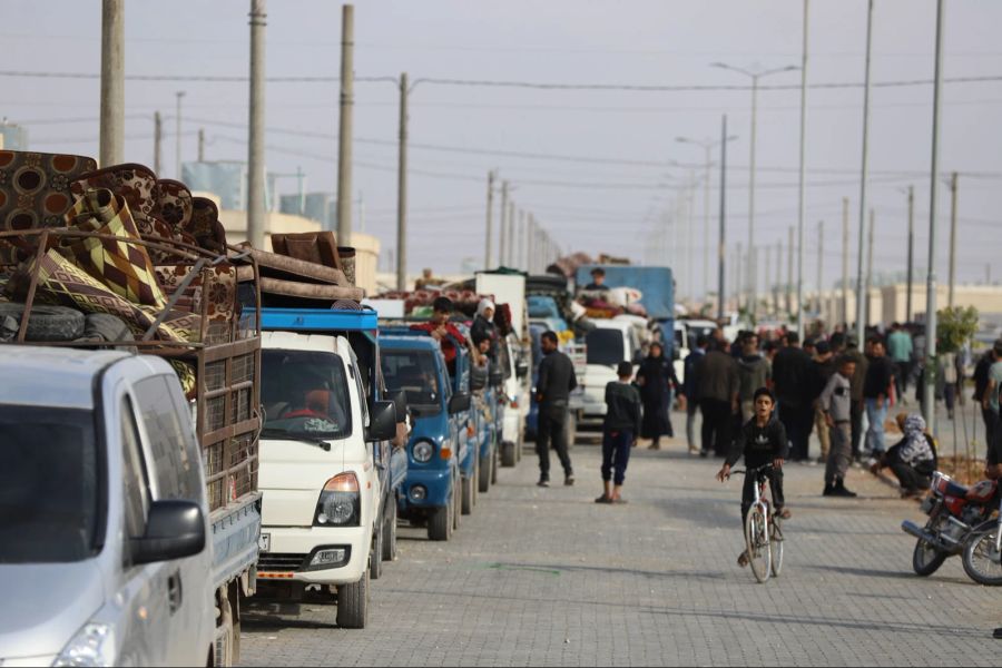 Mit Autos und kleinen Lastwagen transportierten rund 10'000 Menschen ihr Hab und Gut in die «Stadt der Hoffnung».