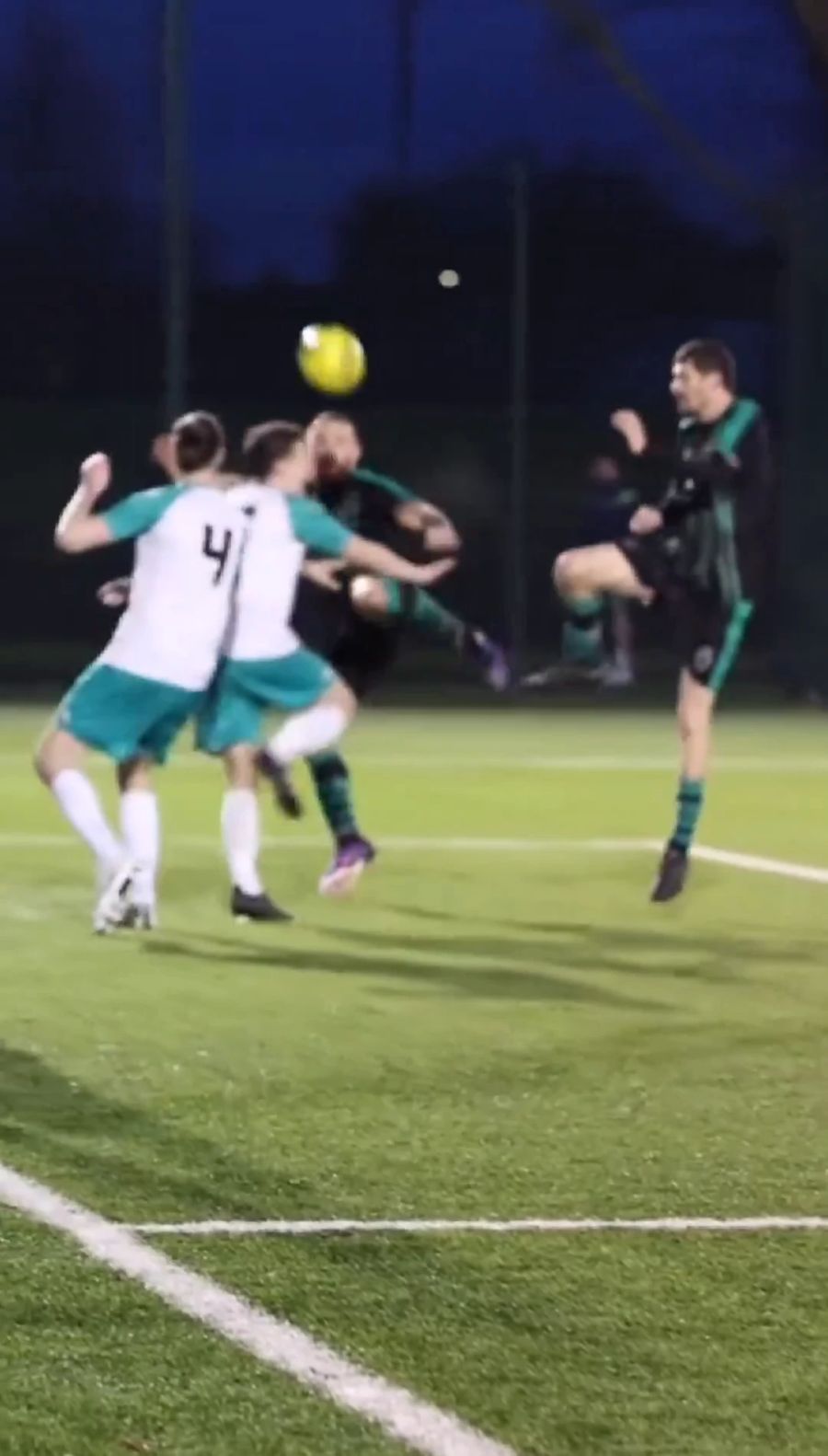 Zwischendurch scheint er zu vergessen, dass im Fussball andere Regeln gelten.