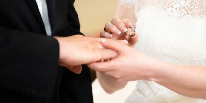 Wenn Frauen heiraten, sackt ihr Einkommen oft ab. (Symbolbild) Hochzeit