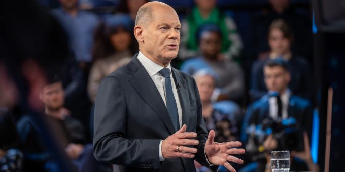 Deutschlands Kanzler Olaf Scholz (SPD) versprach am Donnerstagabend im ZDF schnellere Abschiebungen. Kanzler Olaf Scholz