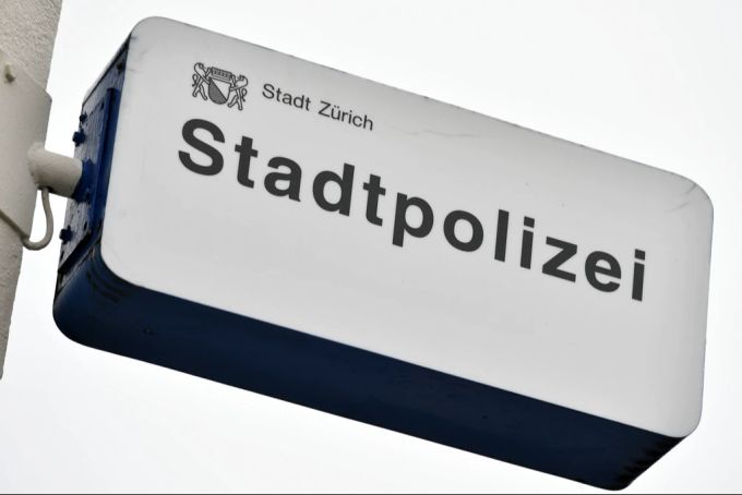 Laut Polizei stellte sich der mutmassliche Täter von Niederdorf freiwillig auf einer Wache. (Symbolbild) Stadtpolizei Zürich Schild Niederdorf