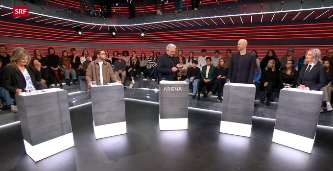Zu Gast in der Arena: SVP-Nationalrätin Barbara Steinemann, Jungfreisinnigen-Präsident Jonas Lüthy, Ethikprofessor Peter G. Kirchschläger von der Universität Luzern/ETH Zürich und SP-Nationalrätin Anna Rosenwasser (vlnr). Arena