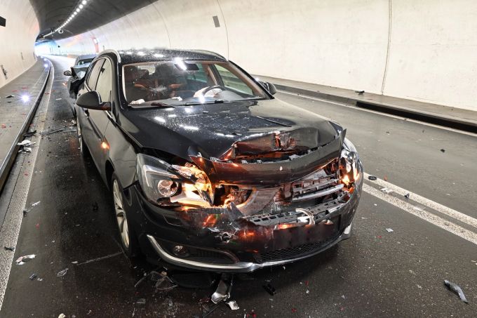 Drei Personen wurden bei dem Crash verletzt. Personen
