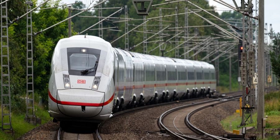 Der Sturm hat auch Auswirkungen auf die ICE-Strecke Berlin-Hamburg. (Symbolbild)