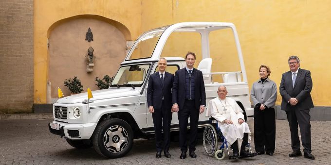 Der erste Papst mit einem E-Mobil. Mercedes Papamobil