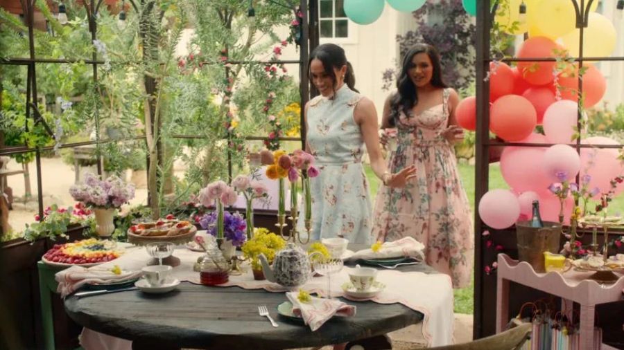 Mindy Kaling (rechts) sagt in dem Trailer, dass die Episode mit Meghan einen "der glamourösesten Momente" ihres Lebens war.