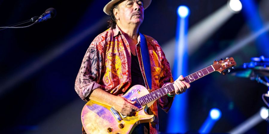 Seit Jahrzehnten tourt Carlos Santana um die Welt und veröffentlicht ein Album nach dem anderen. Nun muss er pausieren. (Archivbild)