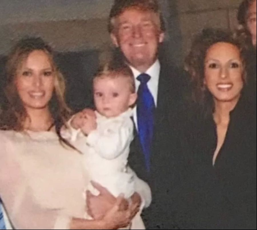 Strahlen in die Kameralinse: Melania Trump mit Ehemann Donald, Söhnchen Barron und Schwester Ines.