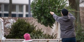 Kein Aprilscherz - Schweizer hängen noch Monate am Weihnachtsbaum Kein Aprilscherz - Schweizer hängen noch Monate am Weihnachtsbaum