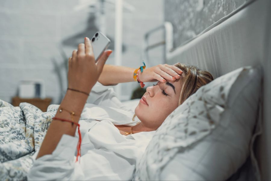 mädchen teenager bett schlflos schlafprobleme